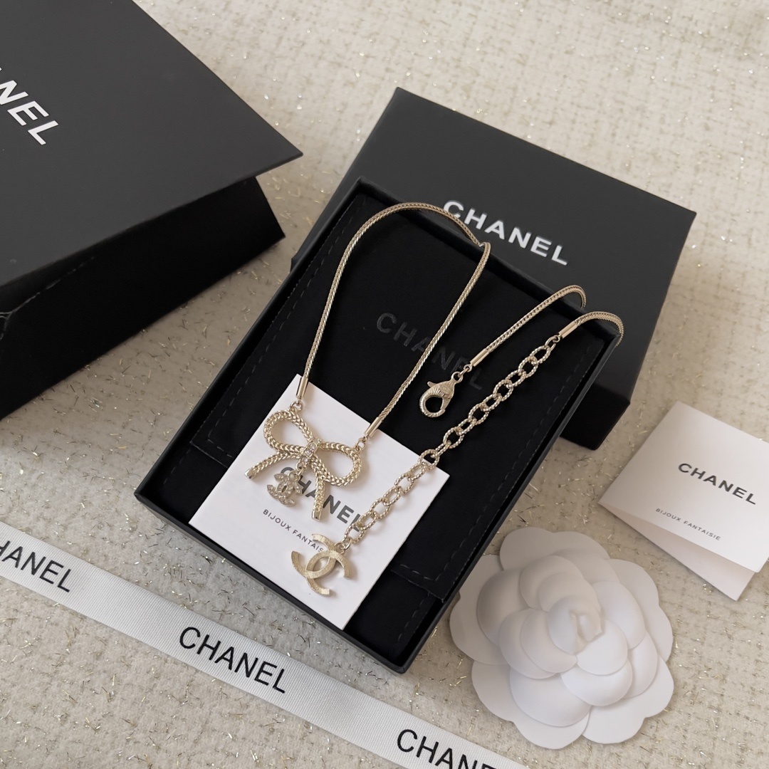 Luxury Bow Crystal Pendant Necklace with CC Logo for Women