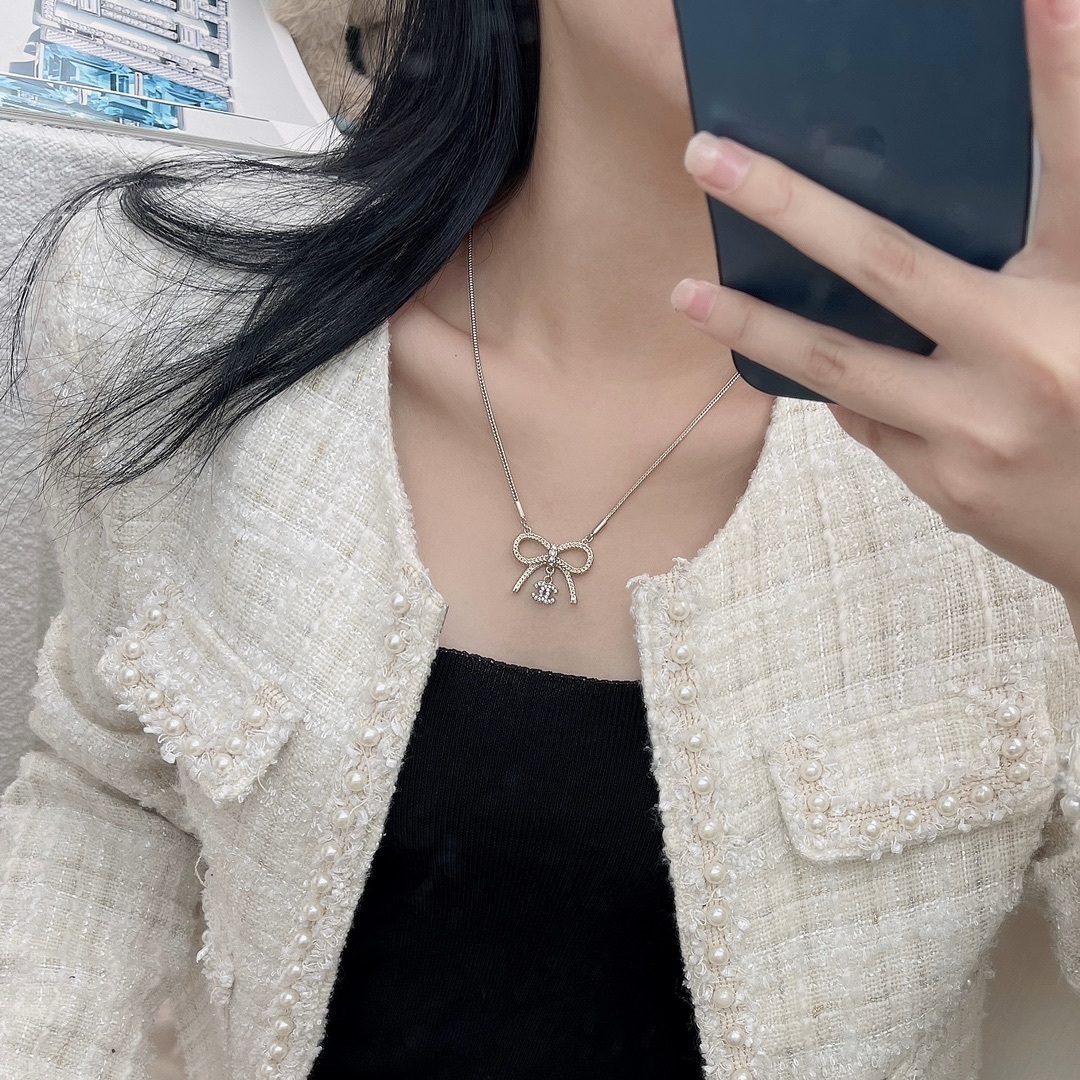 Luxury Bow Crystal Pendant Necklace with CC Logo for Women