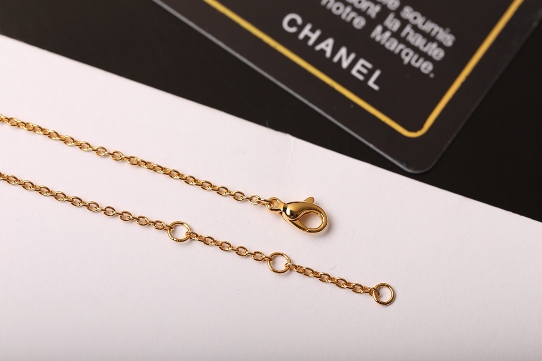 Elegant Double Layer Quilted Pendant Necklace - Luxury Matelassé Style