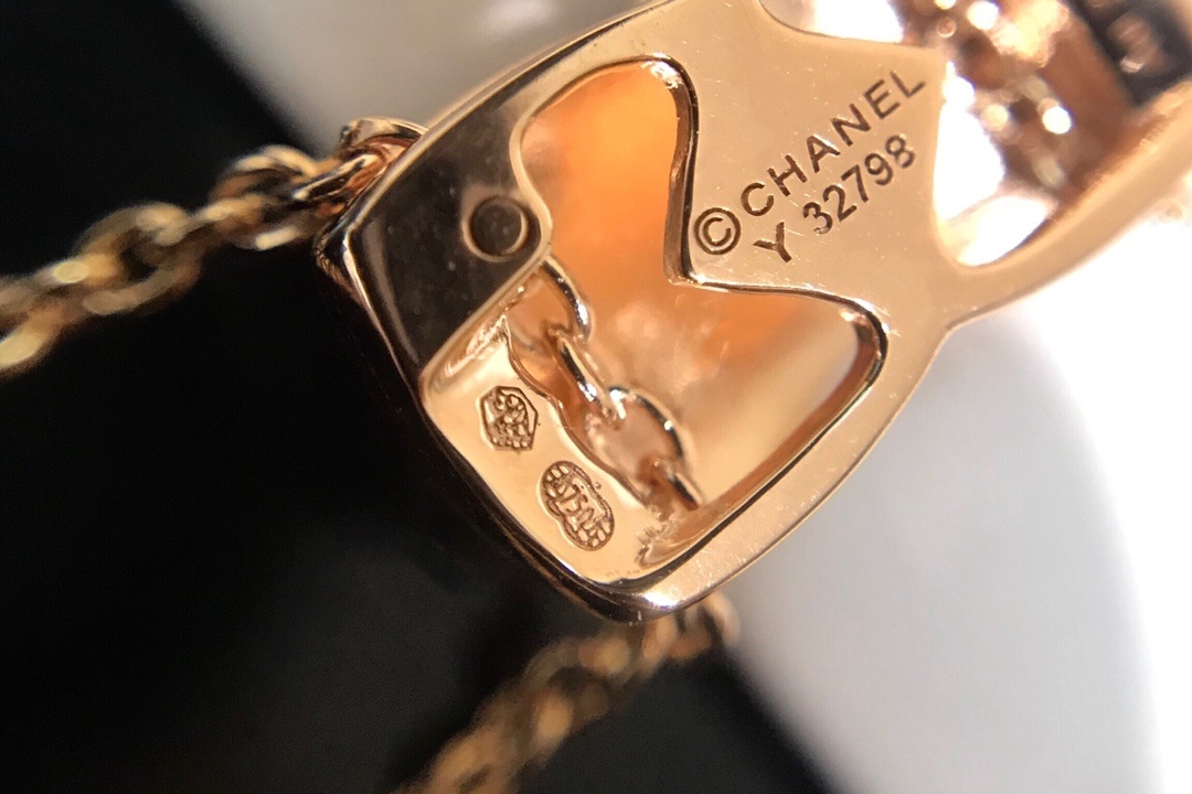 Elegant Double Layer Quilted Pendant Necklace - Luxury Matelassé Style