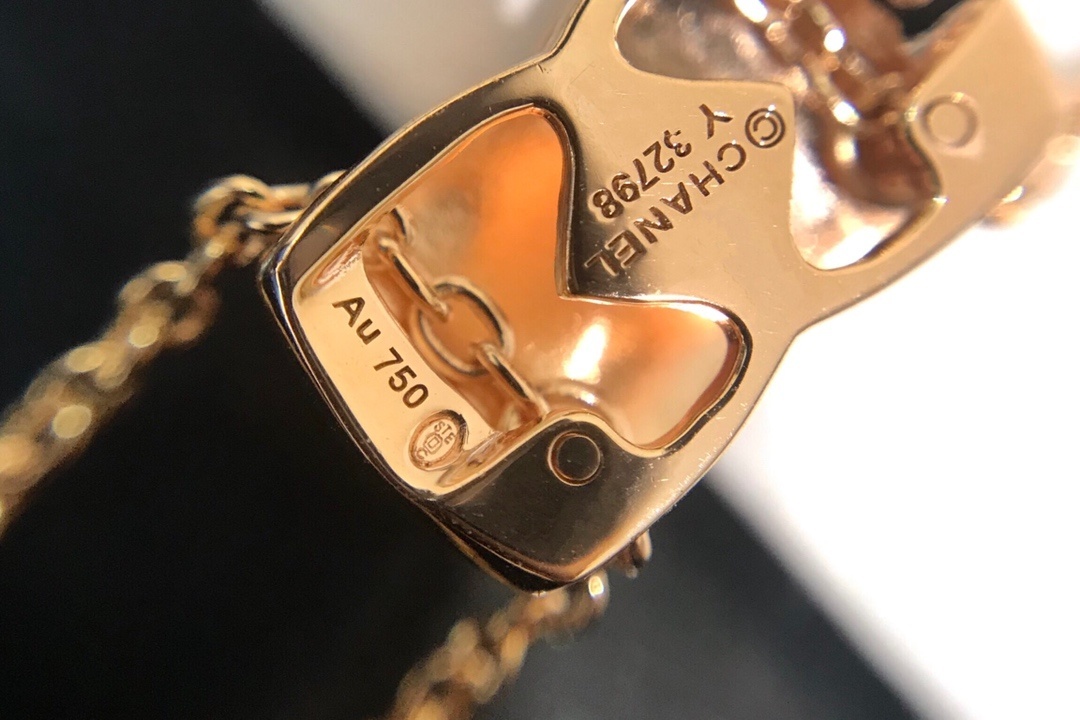 Elegant Double Layer Quilted Pendant Necklace - Luxury Matelassé Style