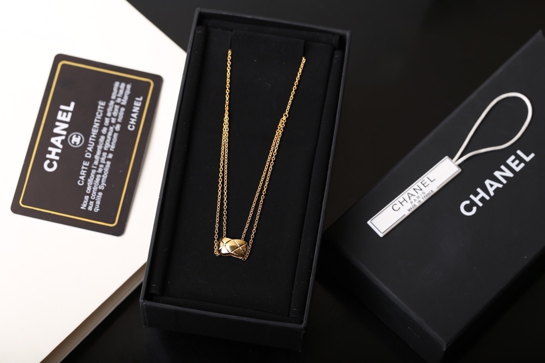 Elegant Double Layer Quilted Pendant Necklace - Luxury Matelassé Style