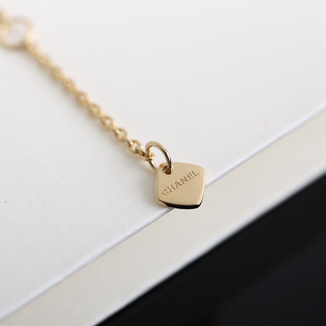 Luxury 18K Gold Plated Crescent Moon Pendant Necklace for Women