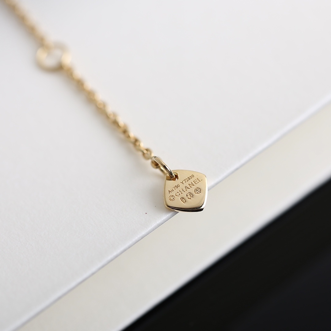 Luxury 18K Gold Plated Crescent Moon Pendant Necklace for Women