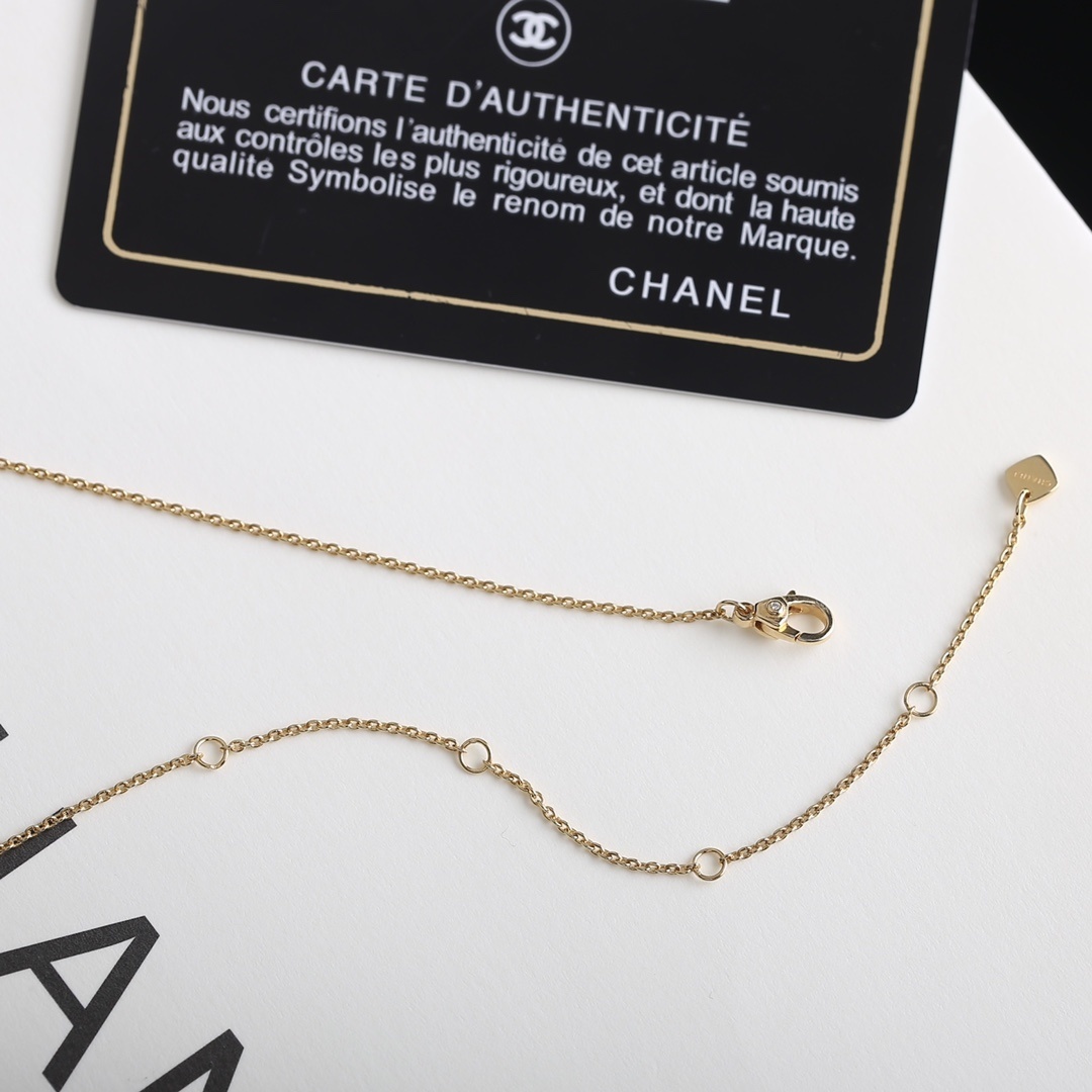 Luxury 18K Gold Plated Crescent Moon Pendant Necklace for Women