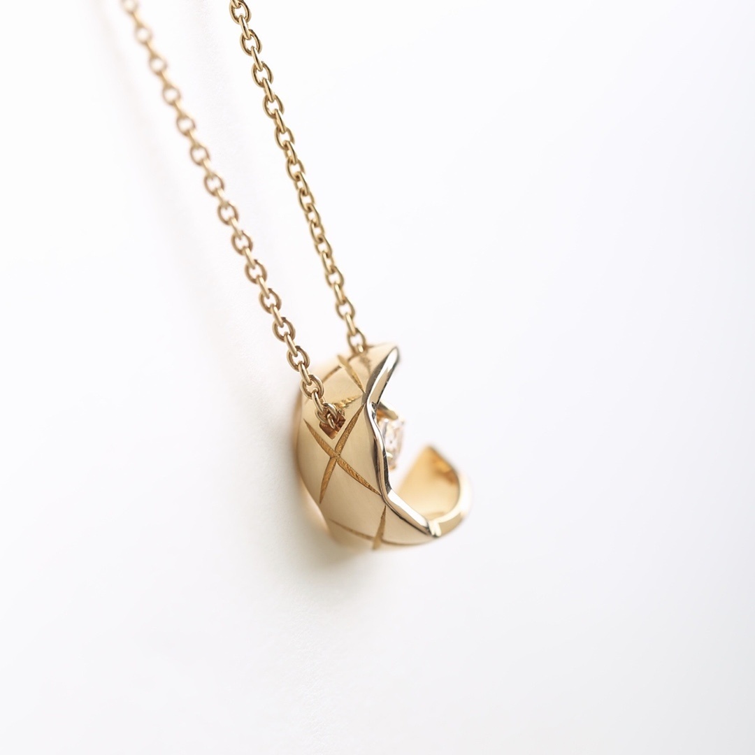 Luxury 18K Gold Plated Crescent Moon Pendant Necklace for Women