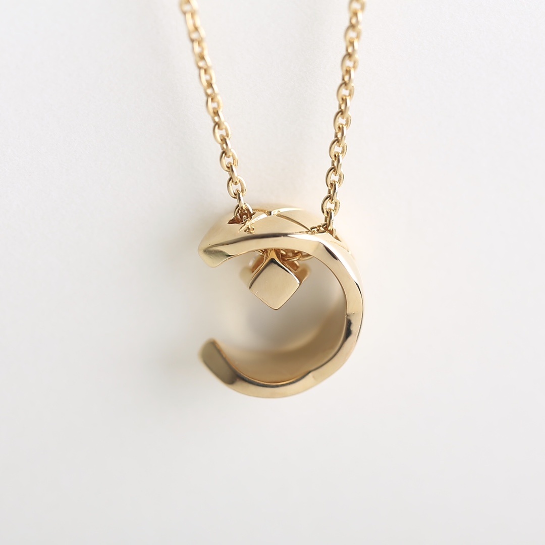 Luxury 18K Gold Plated Crescent Moon Pendant Necklace for Women