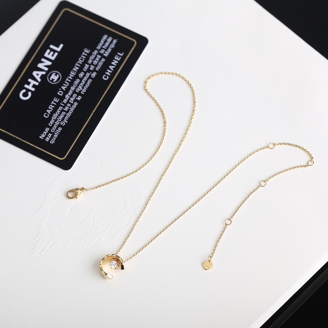 Luxury 18K Gold Plated Crescent Moon Pendant Necklace for Women