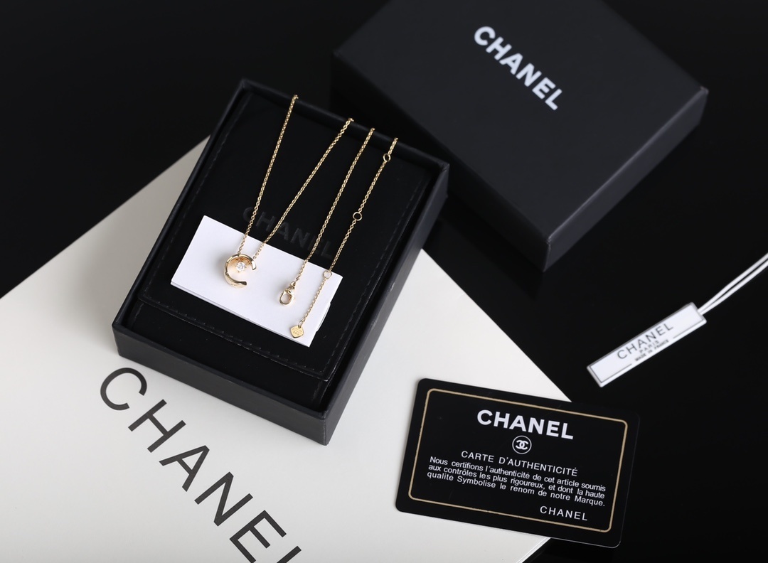 Luxury 18K Gold Plated Crescent Moon Pendant Necklace for Women