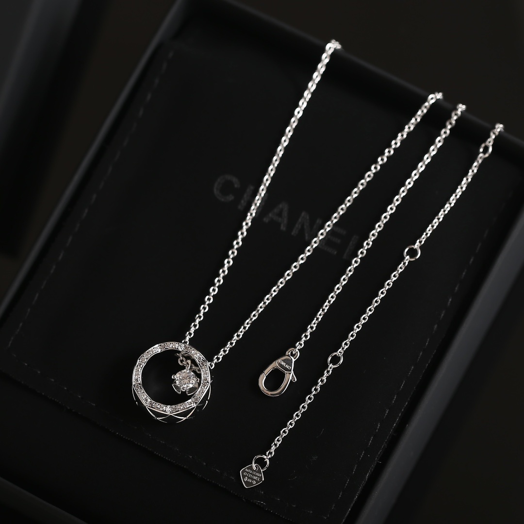 Chanel Coco Crush Diamond Necklace - 18K Gold Quilted Pendant