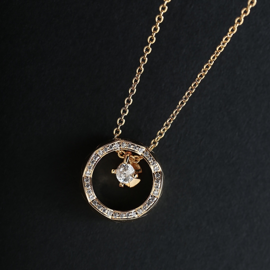 Chanel Coco Crush Diamond Necklace - 18K Gold Quilted Pendant