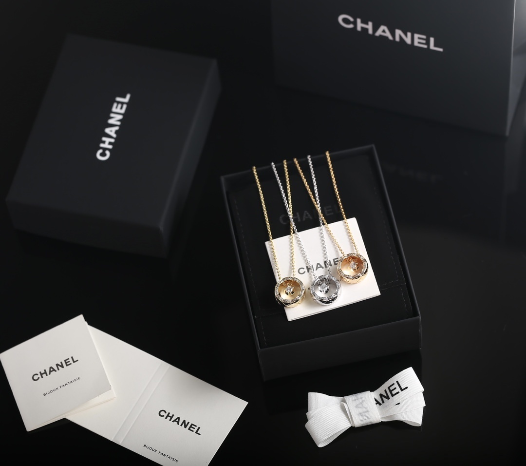 Chanel Coco Crush Diamond Necklace - 18K Gold Quilted Pendant