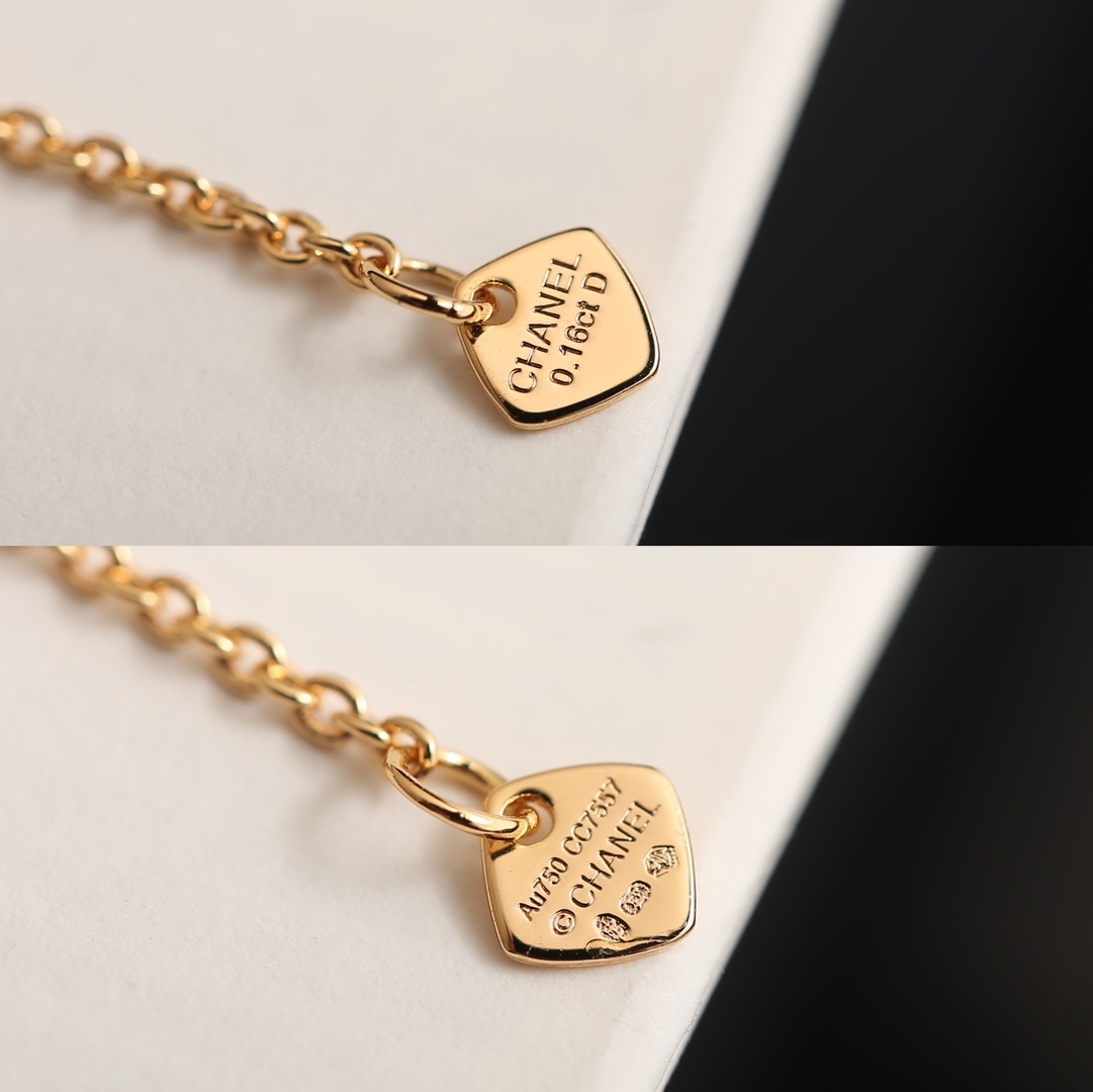 Elegant Quilted Circle Pendant Necklace with Sparkling Crystal Halo