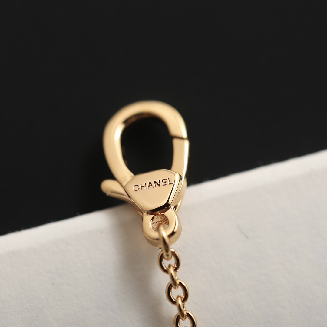 Elegant Quilted Circle Pendant Necklace with Sparkling Crystal Halo