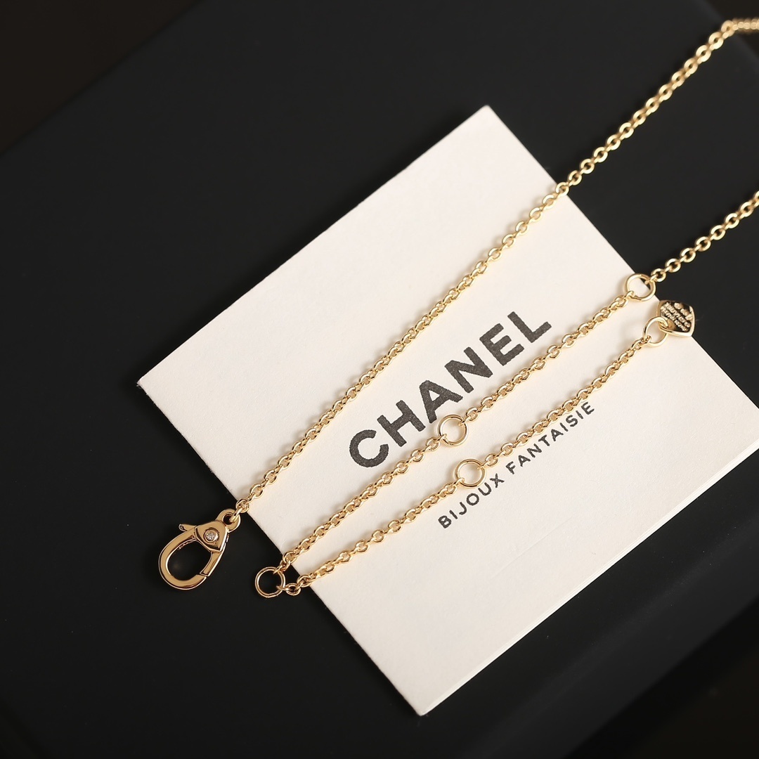 Elegant Quilted Circle Pendant Necklace with Sparkling Crystal Halo