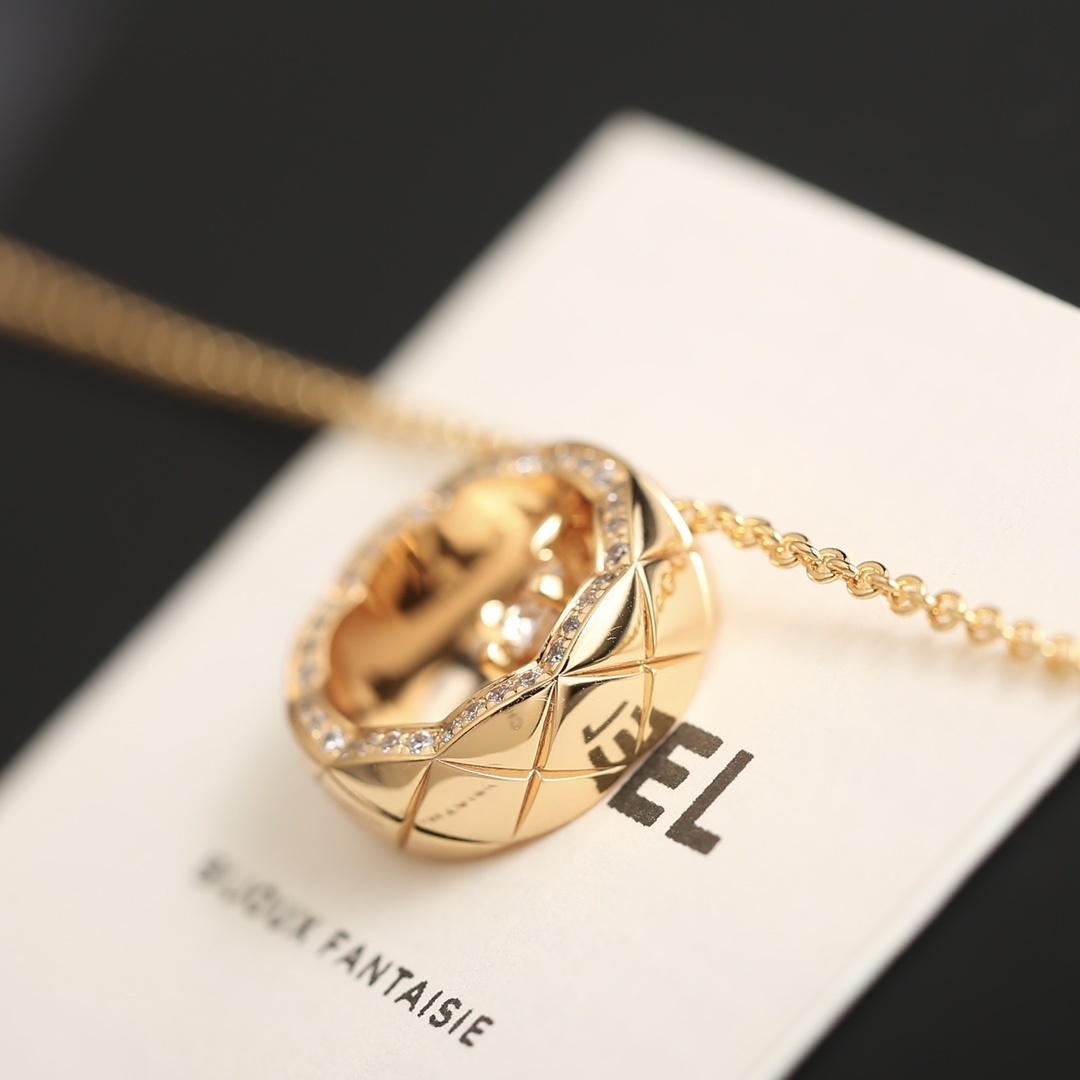 Elegant Quilted Circle Pendant Necklace with Sparkling Crystal Halo