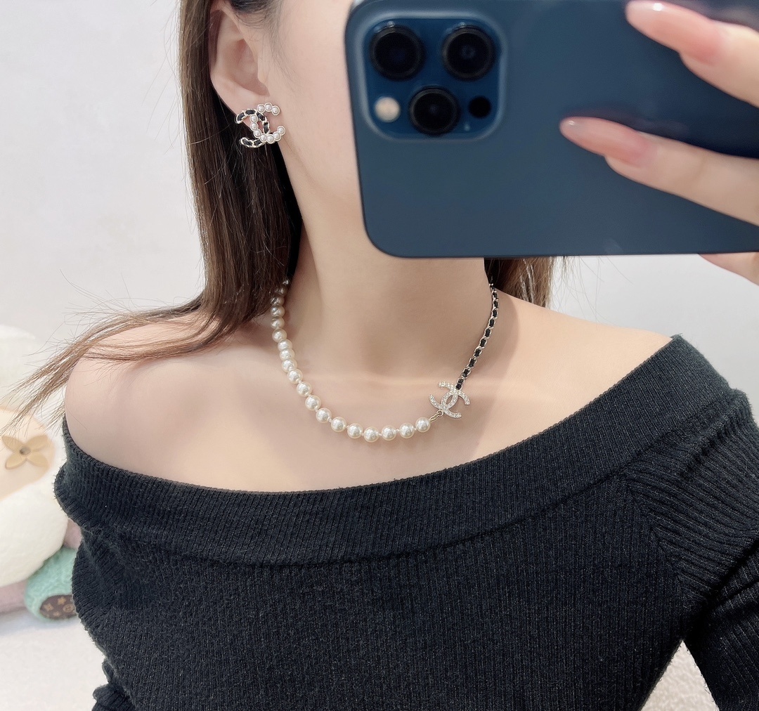 Chanel CC Logo Pearl & Lambskin Leather Chain Necklace