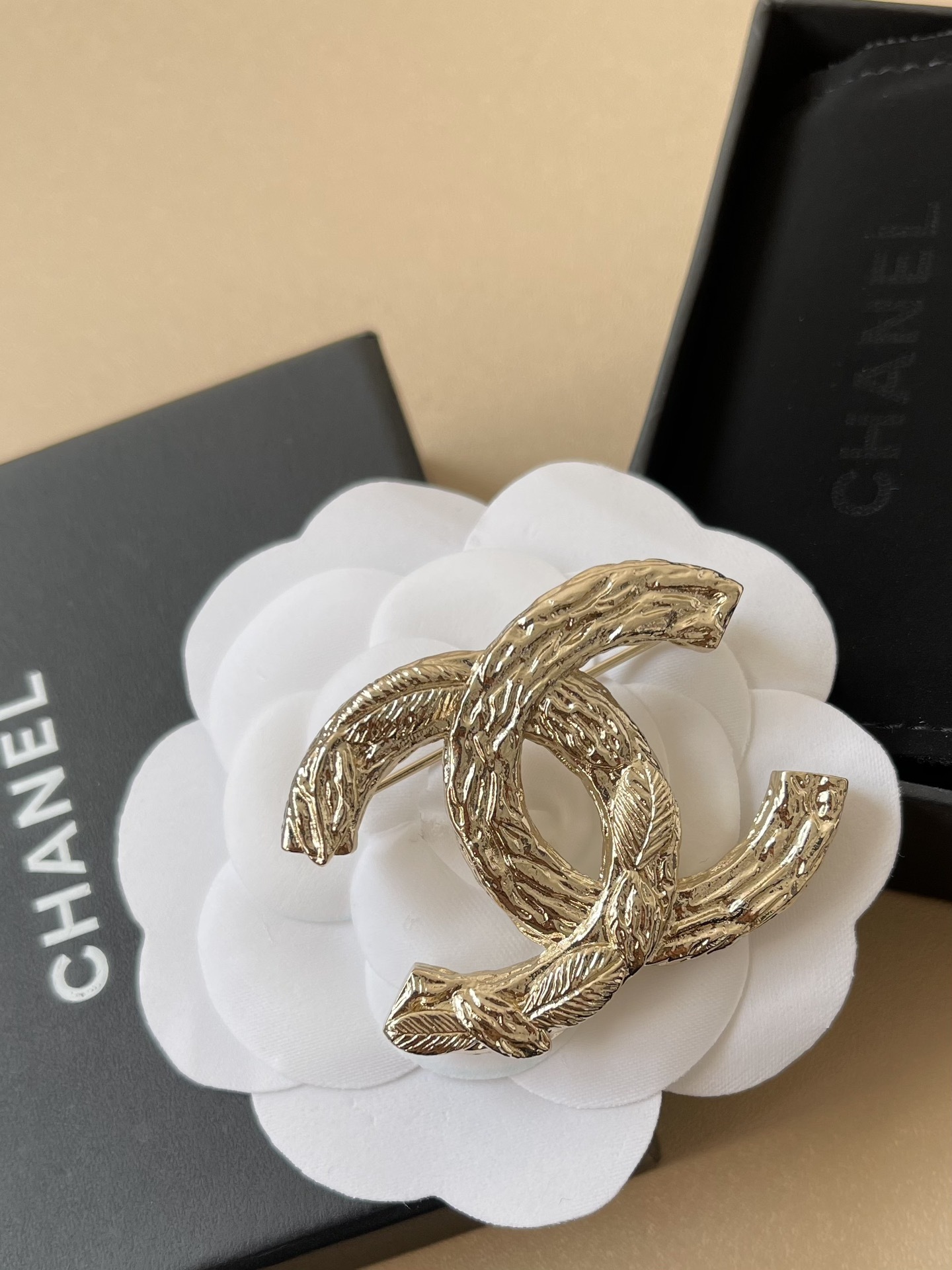 Vintage Gold Textured Double C Brooch Fashion Pin for Women