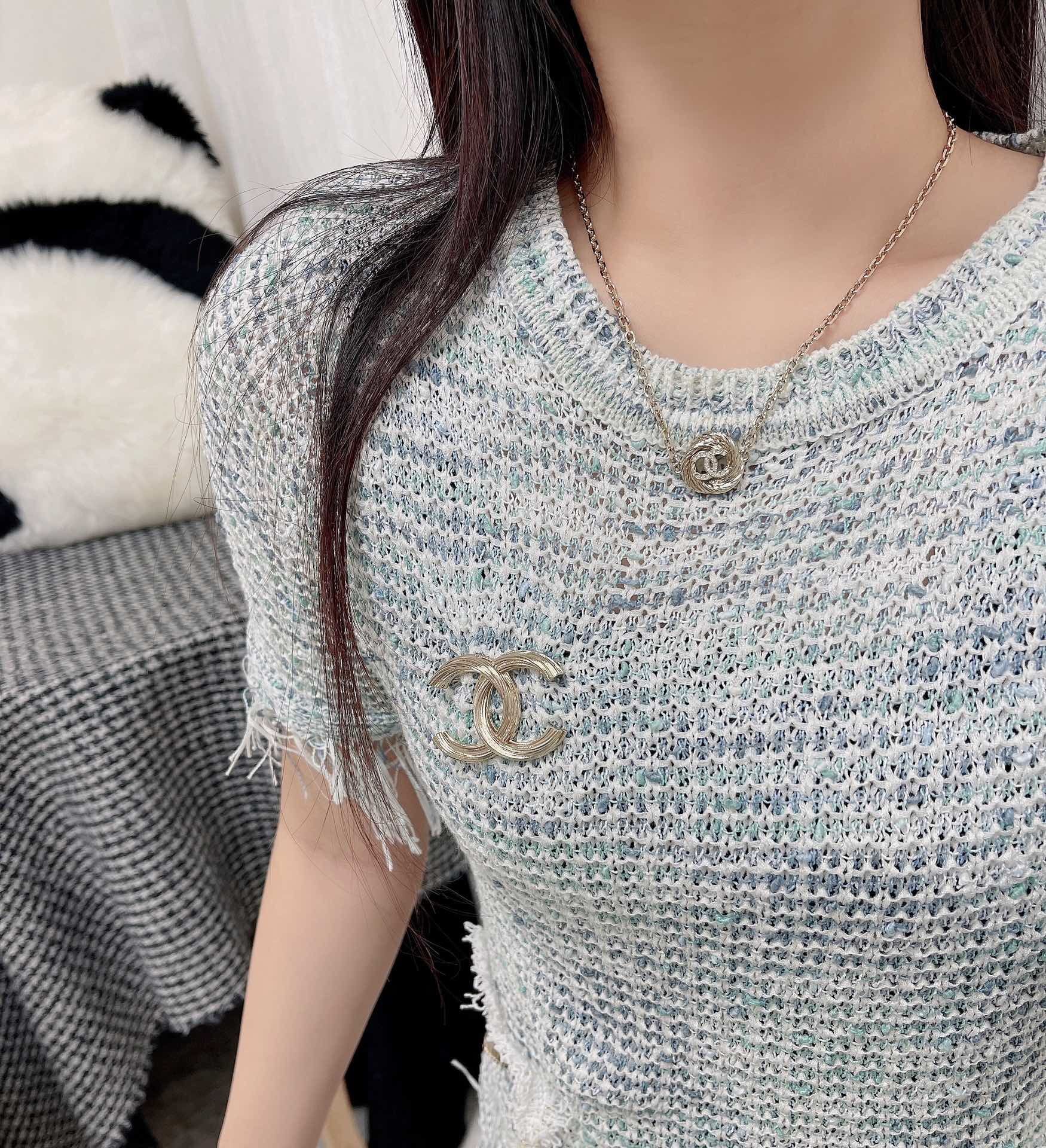 Luxury Chanel CC Logo Brooch in Textured Gold-Tone Metal