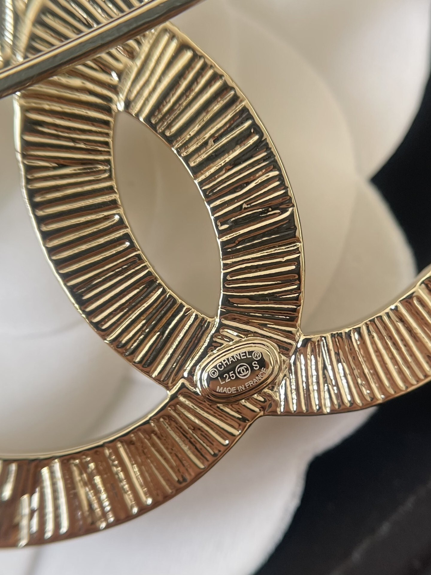 Luxury Chanel CC Logo Brooch in Textured Gold-Tone Metal