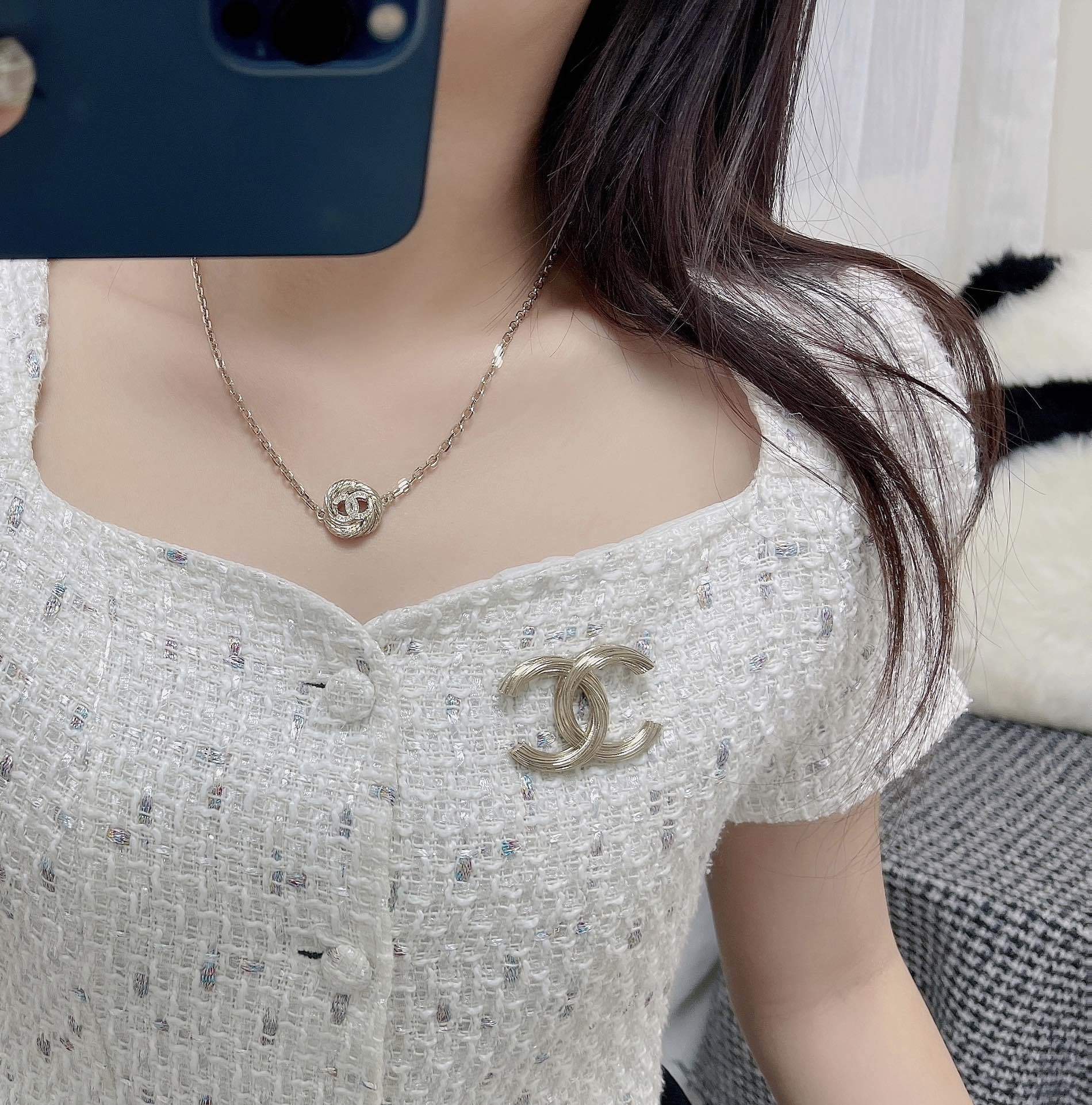 Luxury Chanel CC Logo Brooch in Textured Gold-Tone Metal