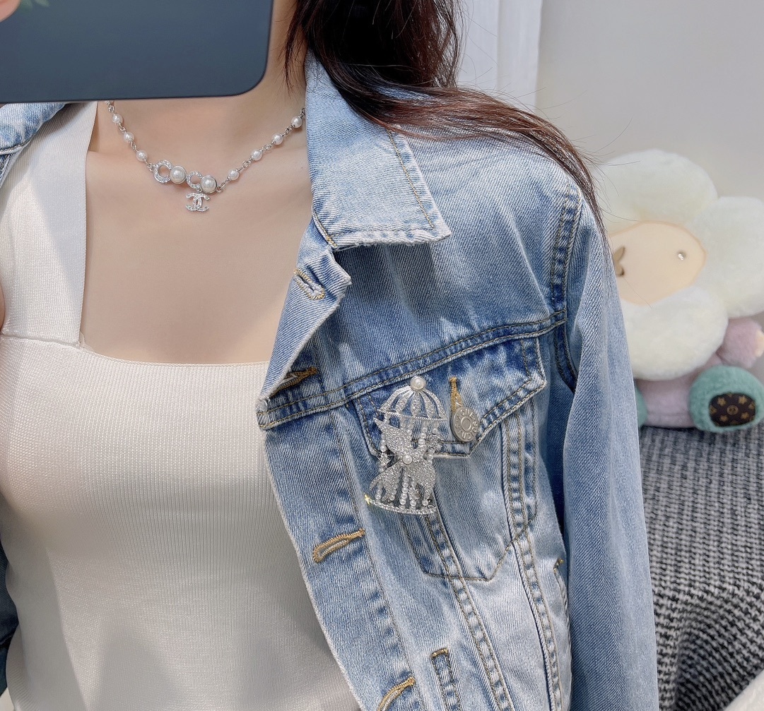 Luxury Birdcage Crystal Brooch with Pearls and CC Logo