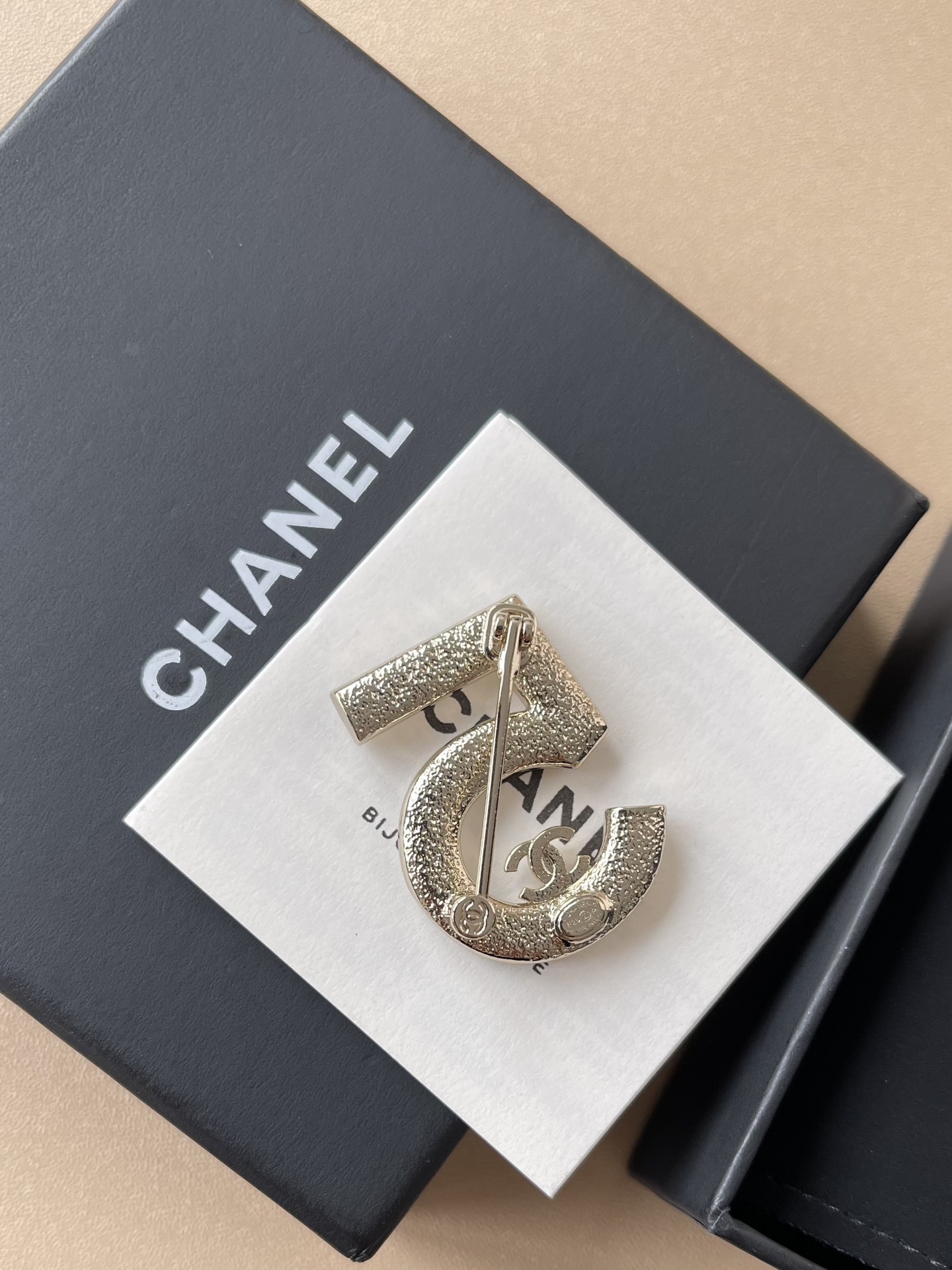 Chanel No 5 Crystal Pearl Brooch Pin - Luxury Silver & Gold Tone