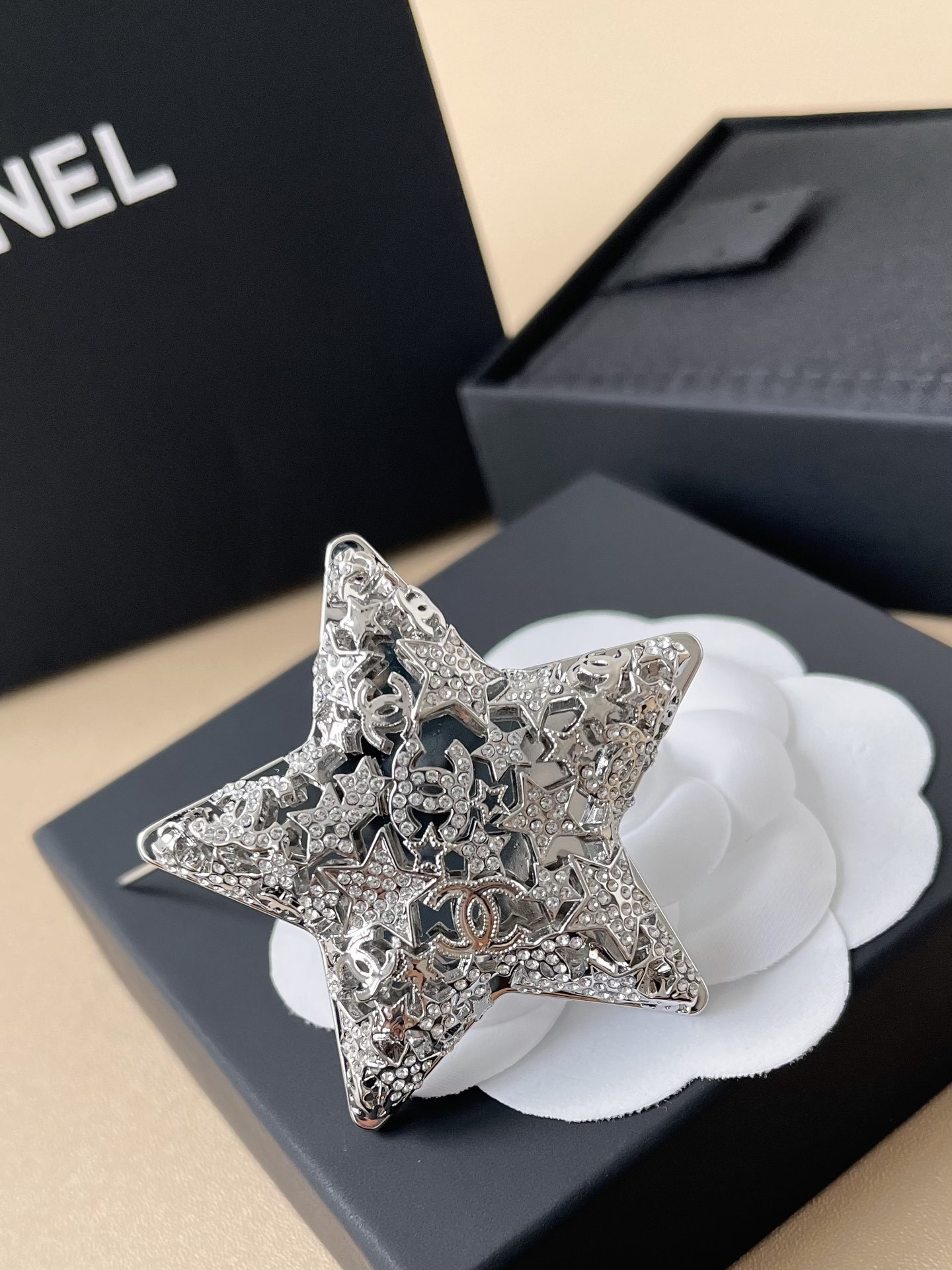 Luxury Crystal Star Brooch with Designer CC Logo Silver Tone