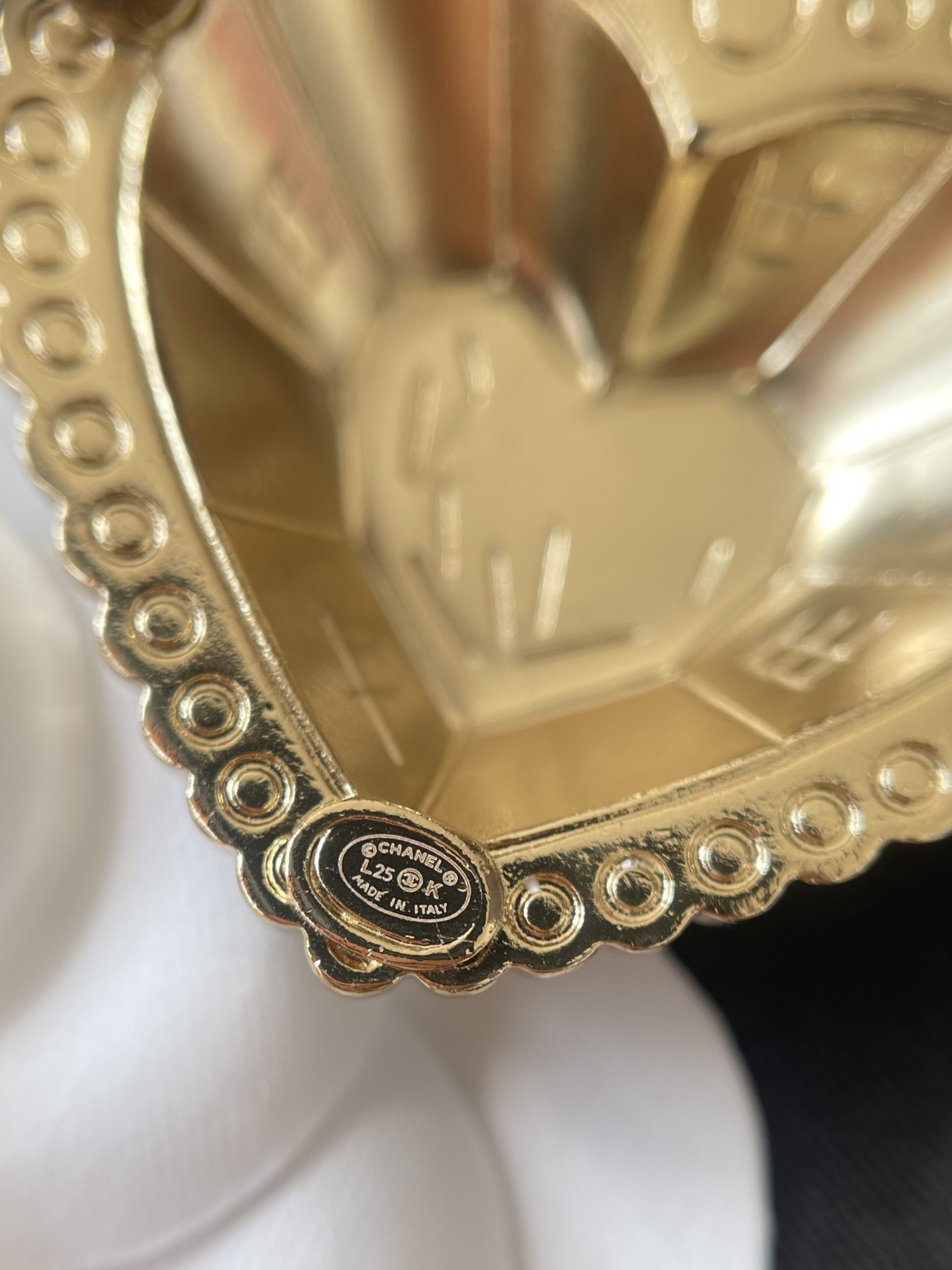 Luxury Chanel Heart Brooch Gold-Tone Crystal CC Logo Pin