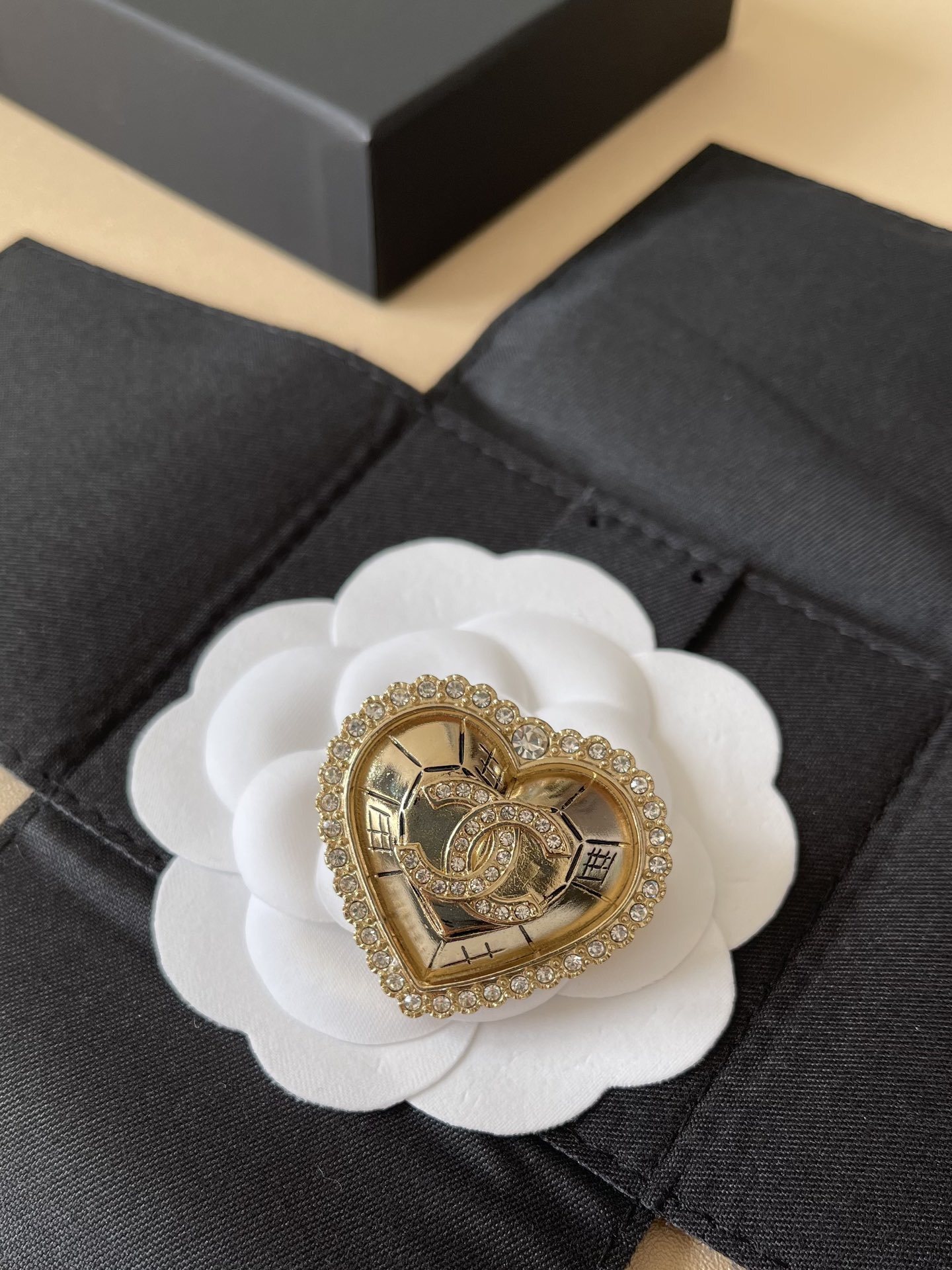 Luxury Chanel Heart Brooch Gold-Tone Crystal CC Logo Pin