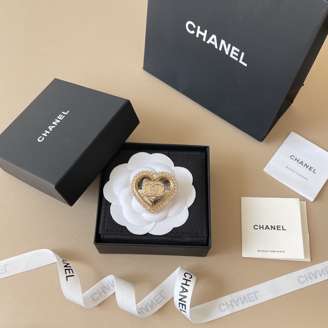 Luxury Chanel Heart Brooch Gold-Tone Crystal CC Logo Pin