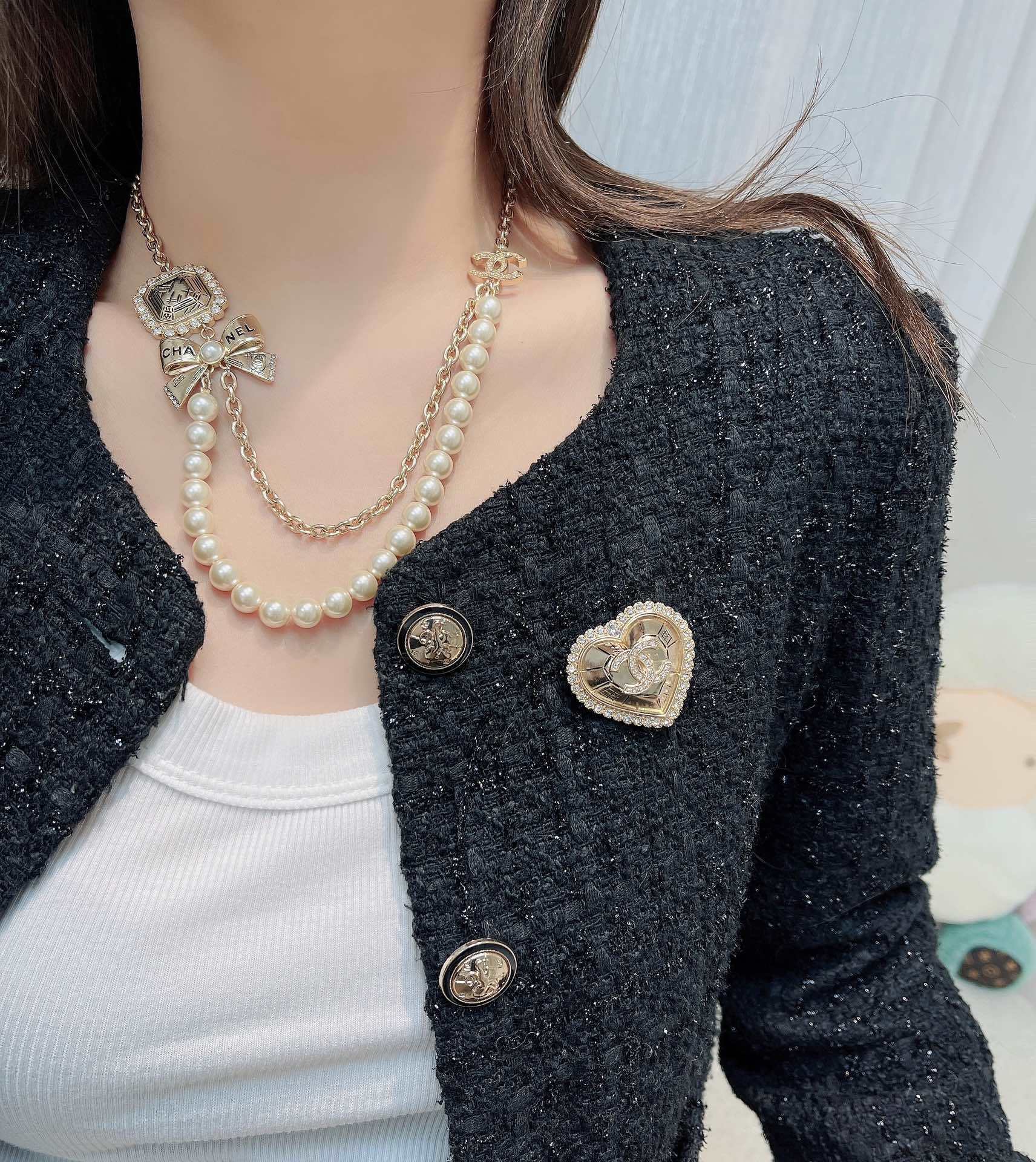 Luxury Chanel Heart Brooch Gold-Tone Crystal CC Logo Pin