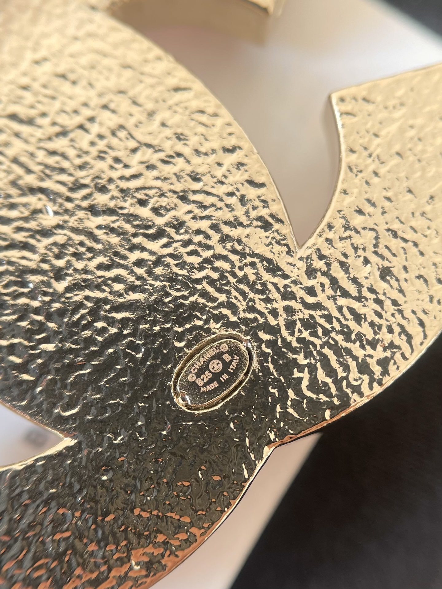 Elegant Pink Marble CC Logo Brooch - Gold-Tone Luxury Fashion Pin