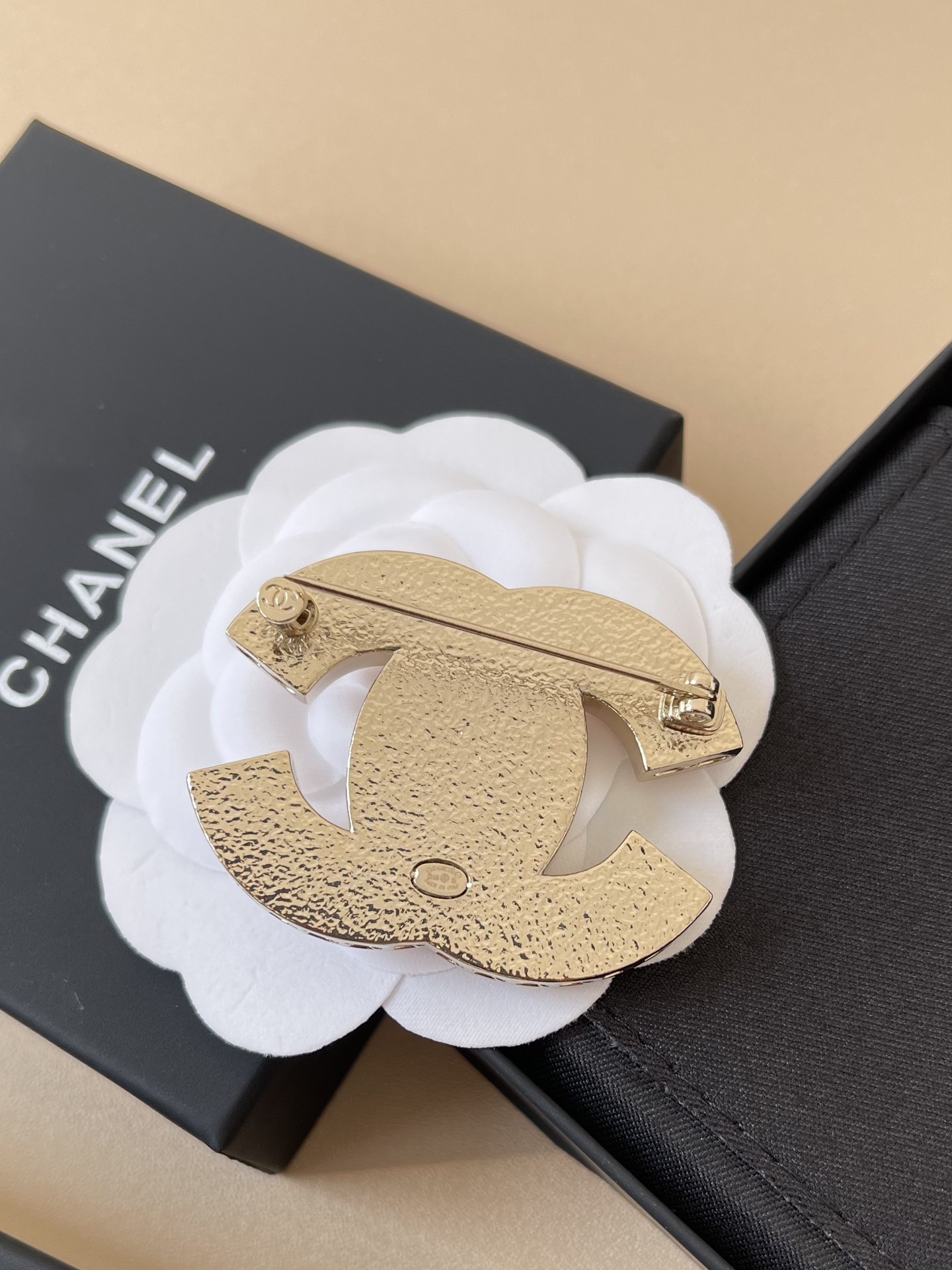 Elegant Pink Marble CC Logo Brooch - Gold-Tone Luxury Fashion Pin