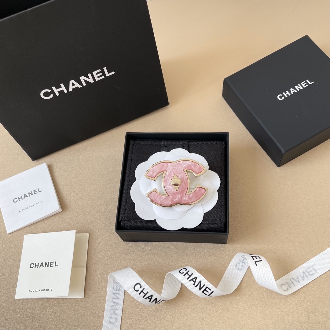 Elegant Pink Marble CC Logo Brooch - Gold-Tone Luxury Fashion Pin