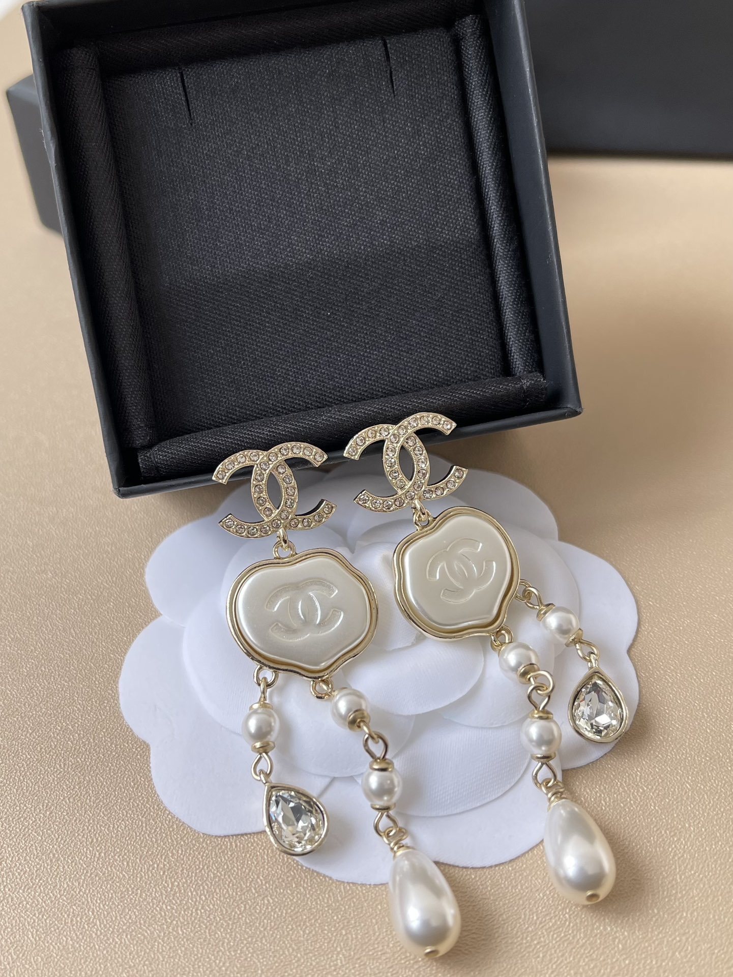 Luxury CC Crystal Pearl Drop Earrings - Elegant Dangle Jewelry