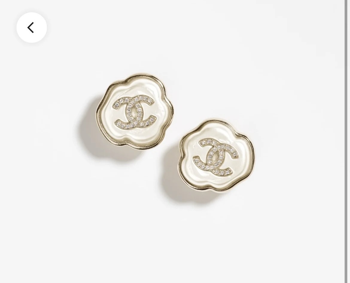 Elegant Crystal CC Logo Camellia Flower Stud Earrings – Gold & Cream