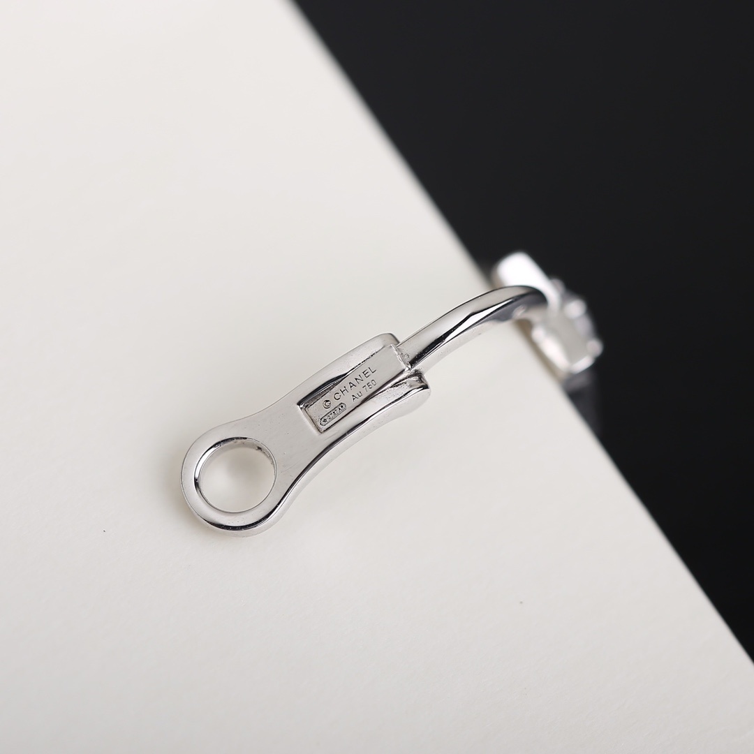 Luxury Chanel Comète Star Earrings - Asymmetrical Shooting Star Studs