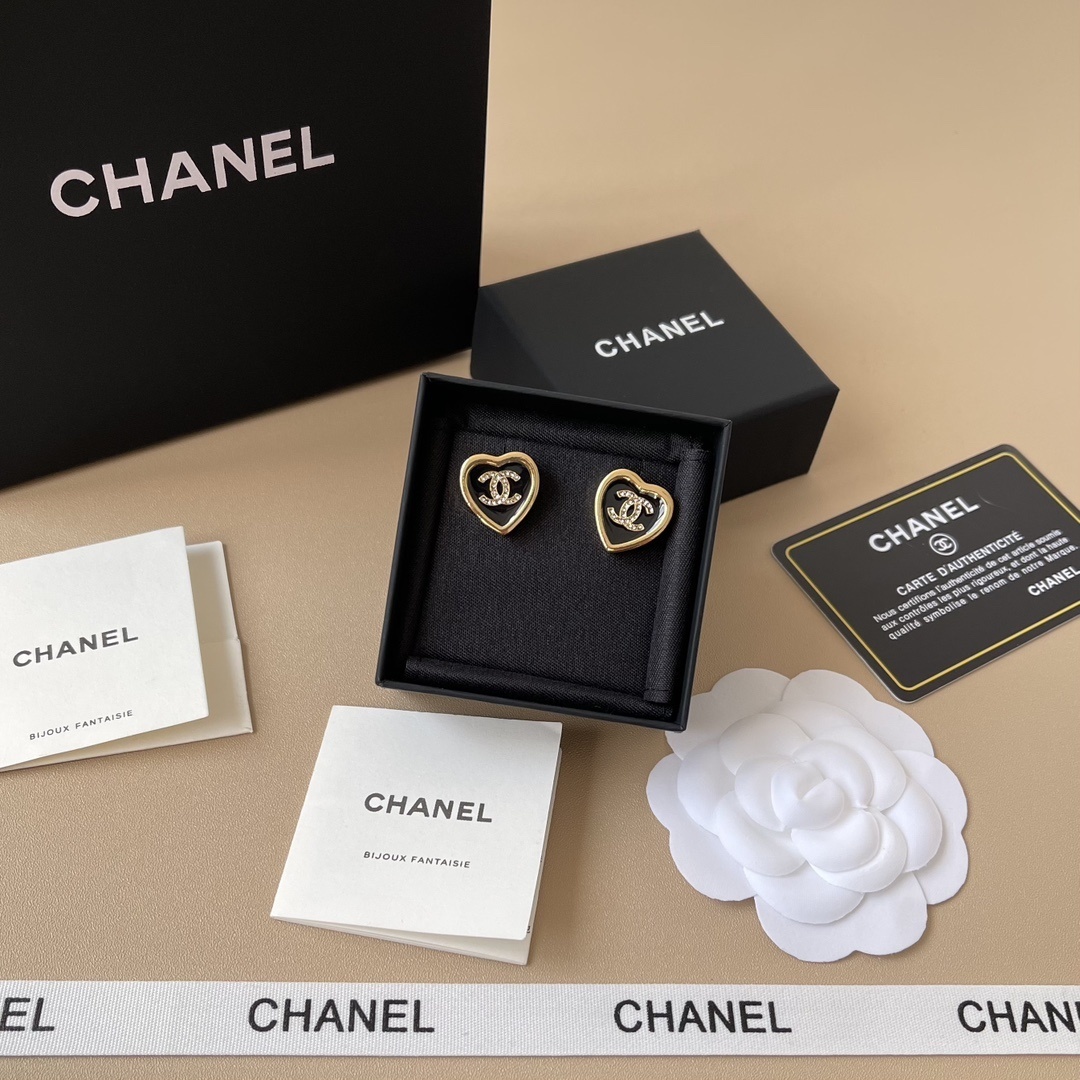 Luxury Heart-Shaped Enamel Earrings with Gold CC Logo Studs