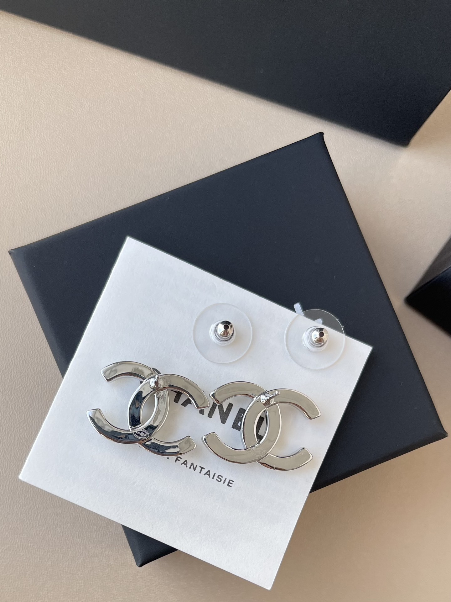 Luxury Chanel CC Pearl & Crystal Stud Earrings - Silver Tone