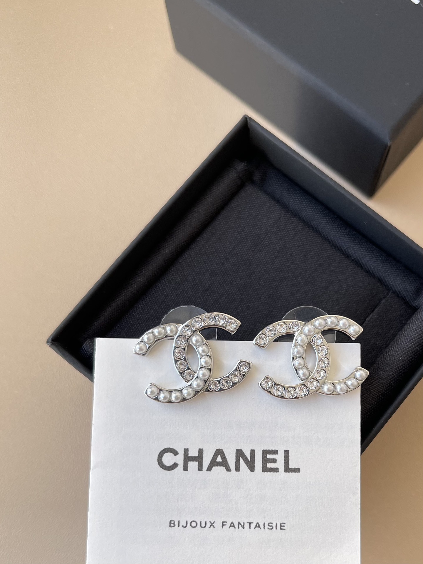 Luxury Chanel CC Pearl & Crystal Stud Earrings - Silver Tone