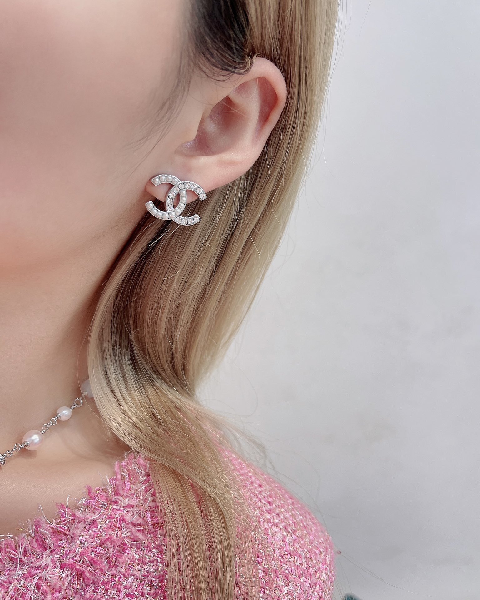 Luxury Chanel CC Pearl & Crystal Stud Earrings - Silver Tone