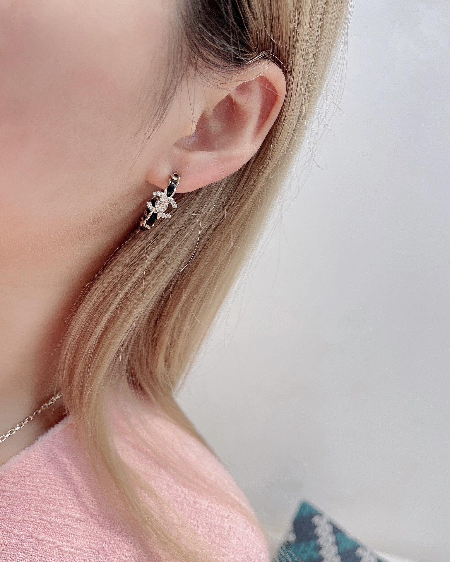 Luxury Leather Chain Hoop Earrings with Crystals - Gold & Black