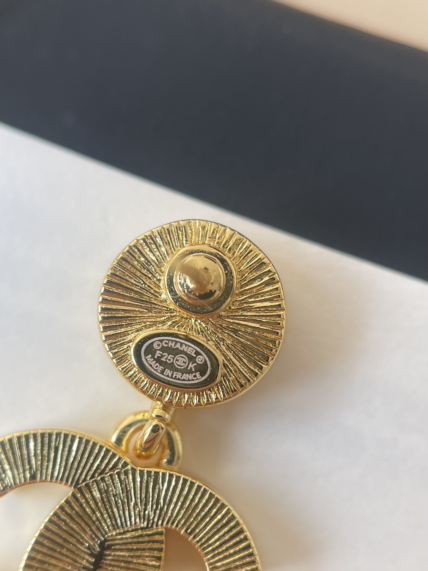 Elegant CC Logo Star Drop Earrings in Gold and Black Enamel