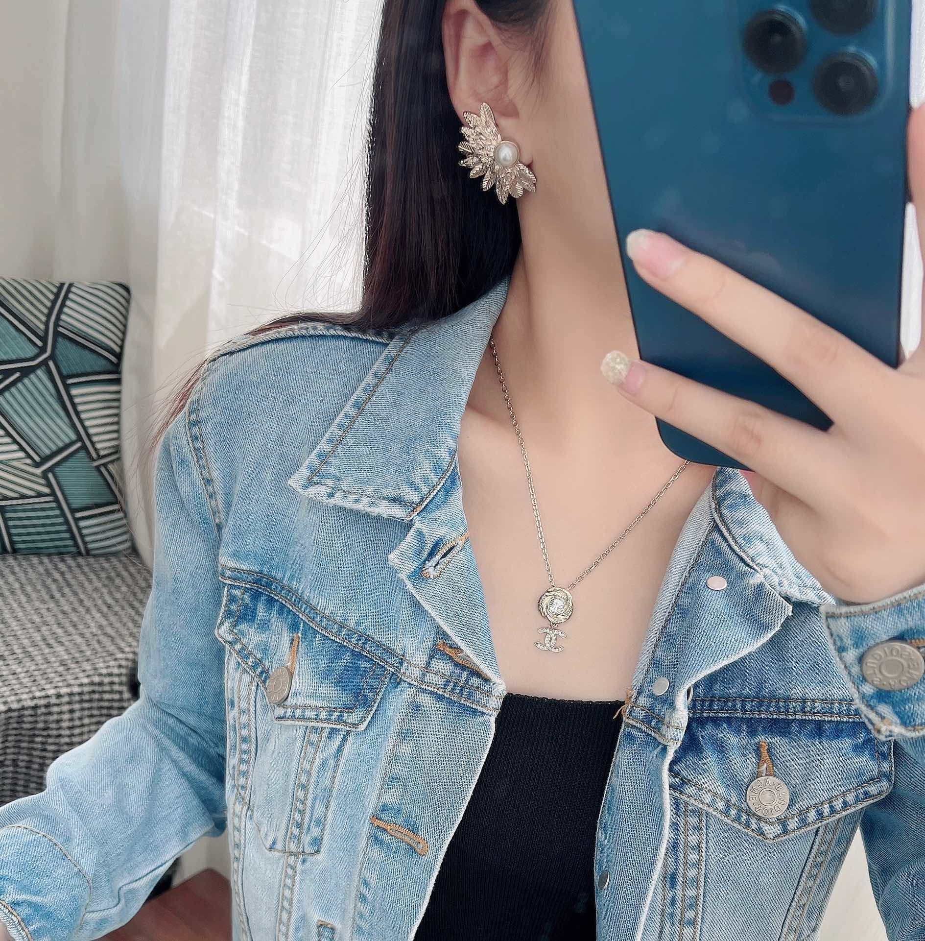 Chanel 2025 Pearl & Leaf Motif Clip-On Earrings - Gold & Silver