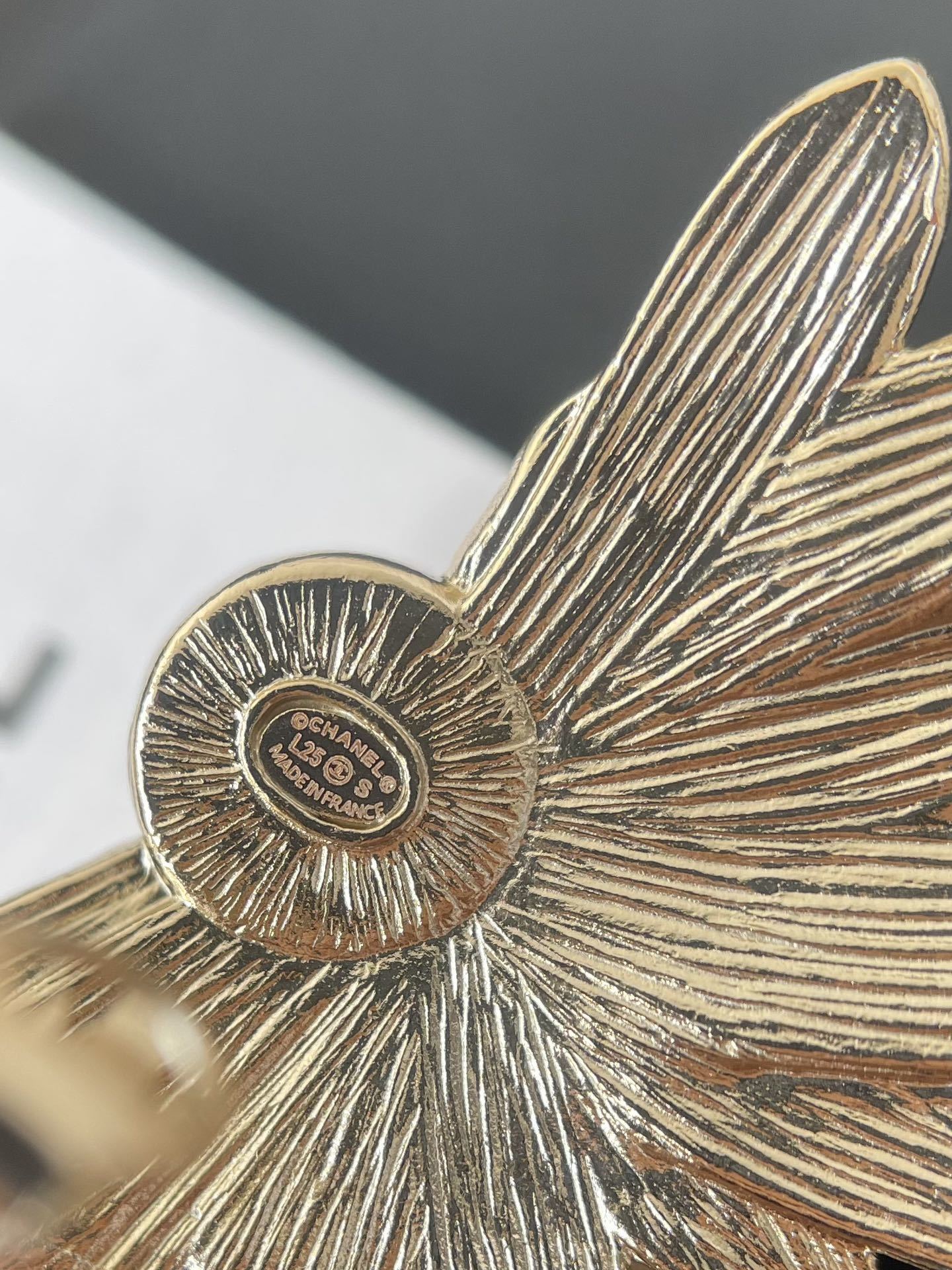 Chanel 2025 Pearl & Leaf Motif Clip-On Earrings - Gold & Silver