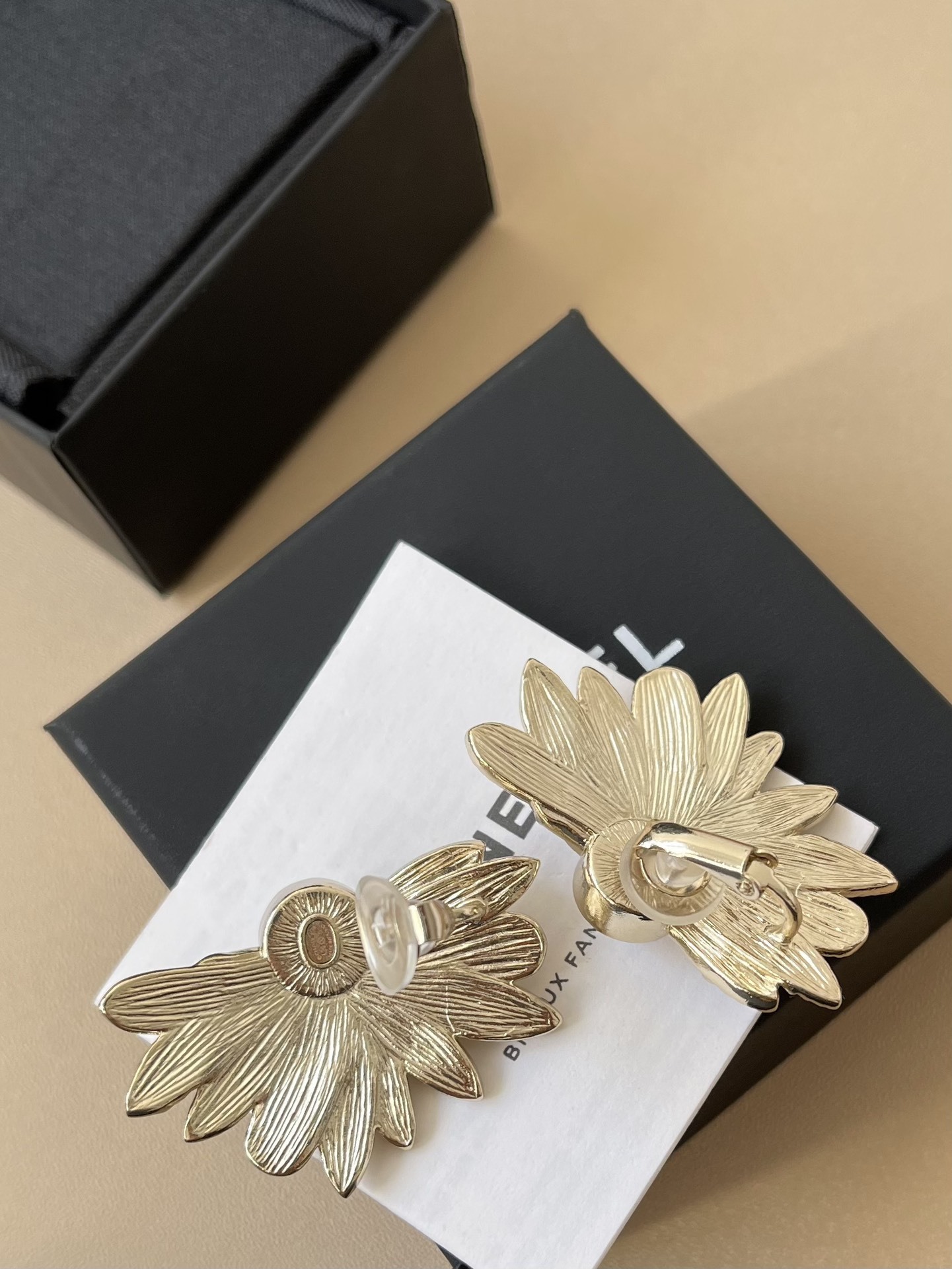 Chanel 2025 Pearl & Leaf Motif Clip-On Earrings - Gold & Silver