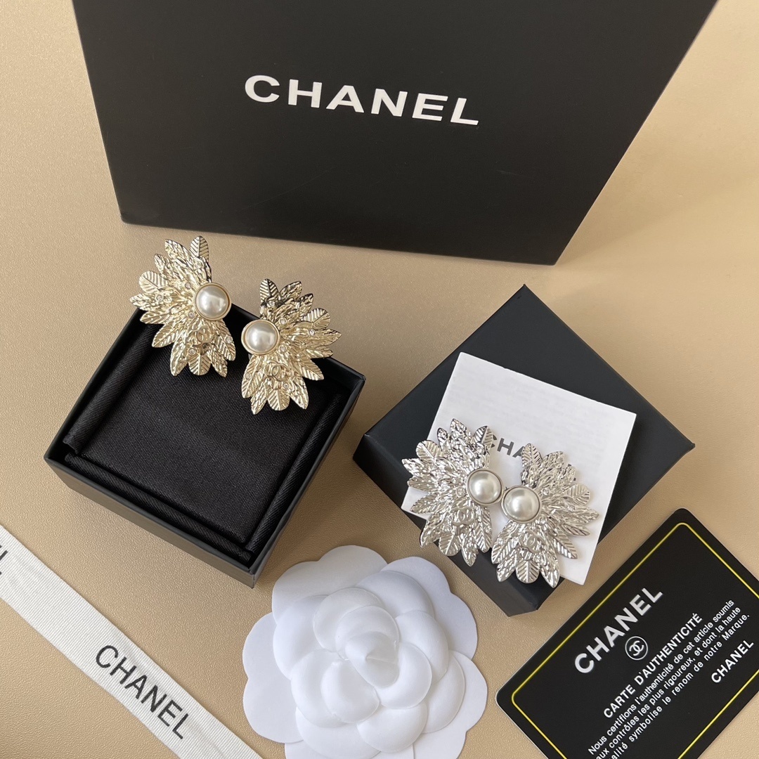 Chanel 2025 Pearl & Leaf Motif Clip-On Earrings - Gold & Silver