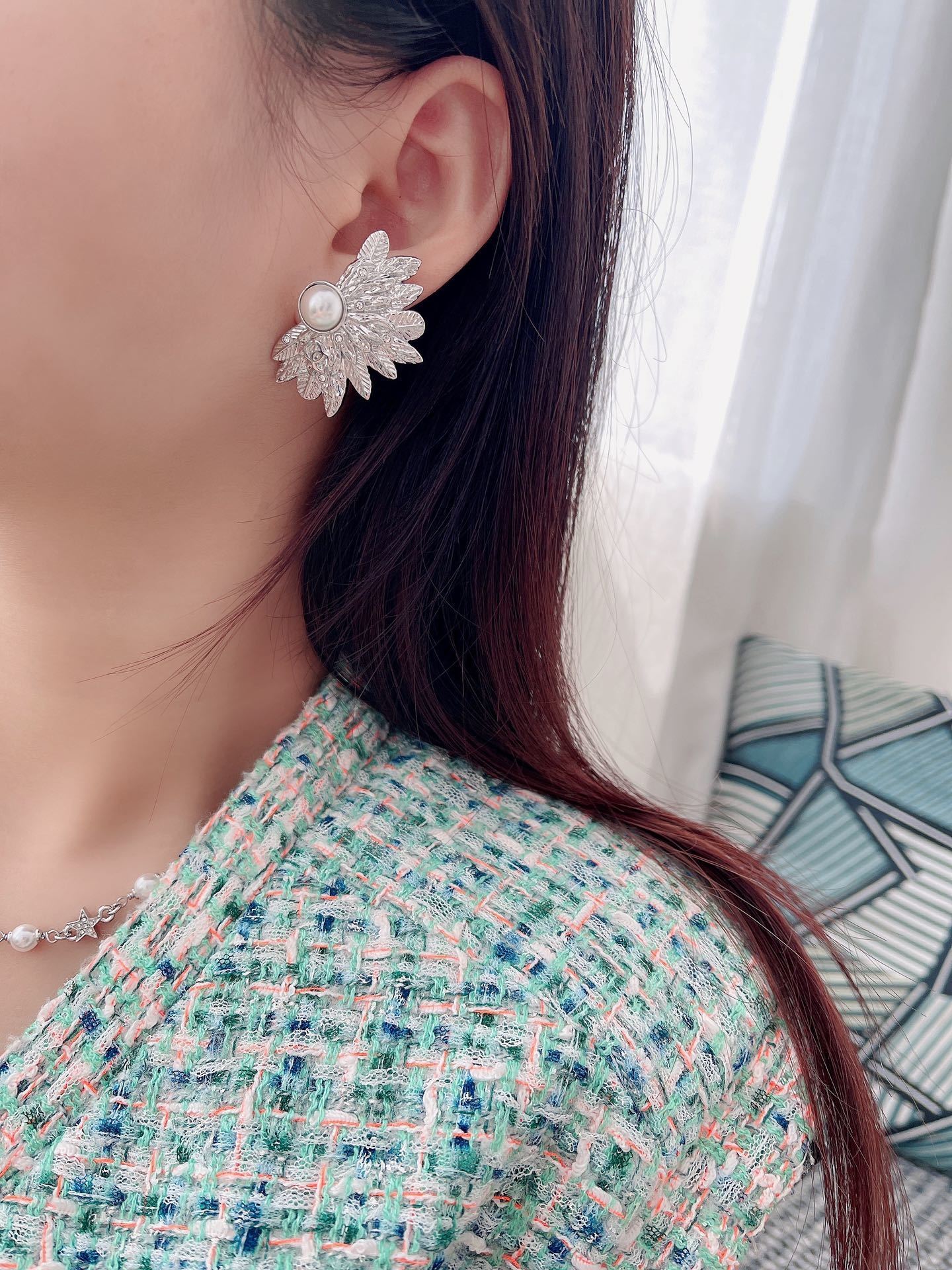 Chanel 2025 Pearl & Leaf Motif Clip-On Earrings - Gold & Silver