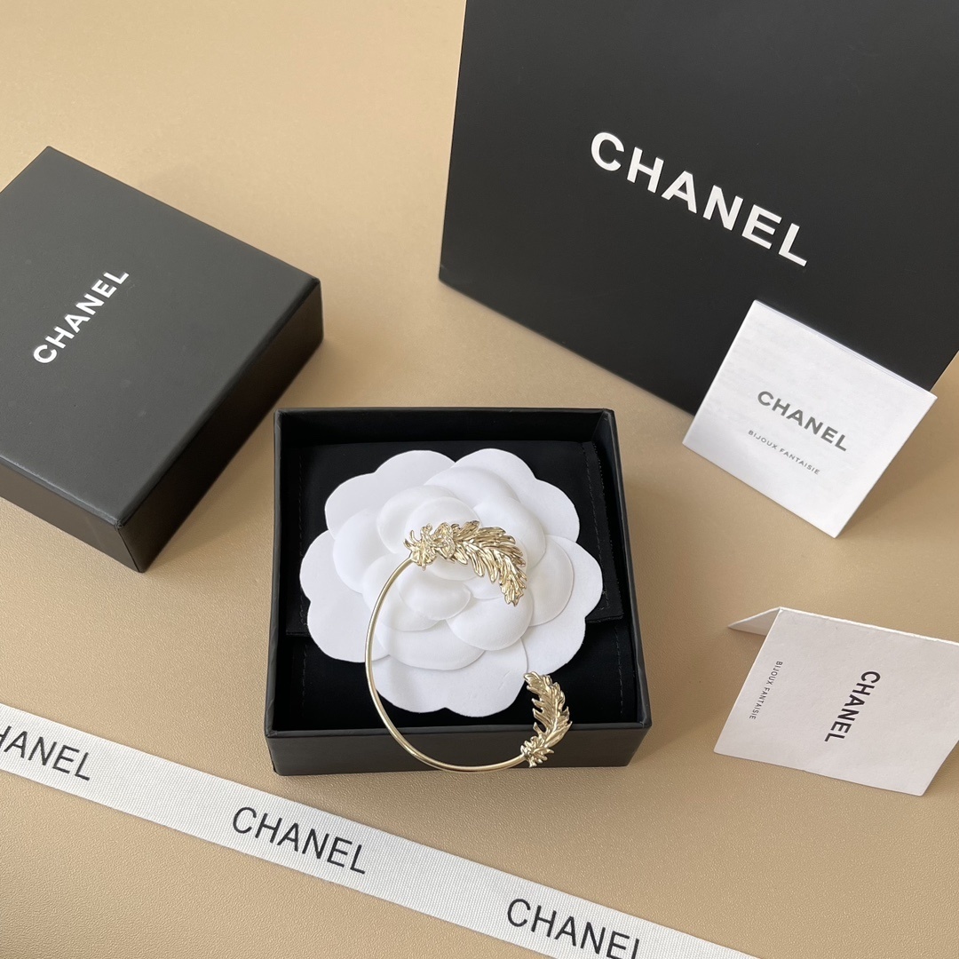 Chanel Crystal CC Feather Ear Cuff - Elegant Gold-Tone Earring